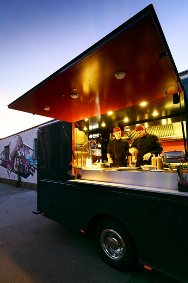 Food truck at night in Berlin Mitte | Fotograf Thomas Rosenthal | © Harald Höllrigl