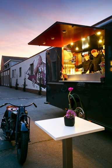 Food Truck bei Nacht in Berlin-Mitte | Fotograf Thomas Rosenthal | © Harald Höllrigl