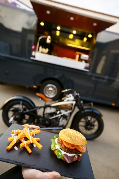 Food Truck bei Nacht in Berlin-Mitte | Fotograf Thomas Rosenthal | © Harald Höllrigl