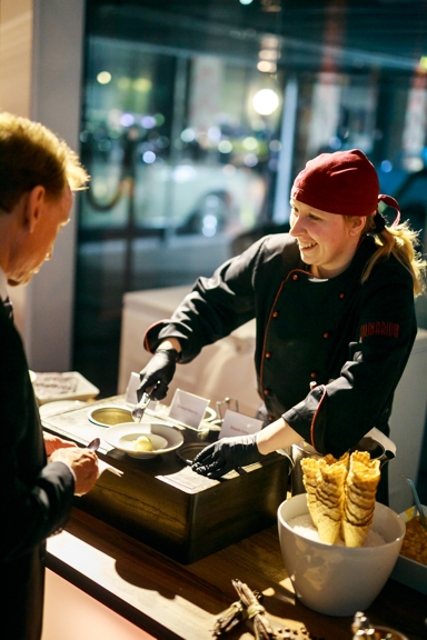 Chef at a dessert station | © Harald Höllrigl